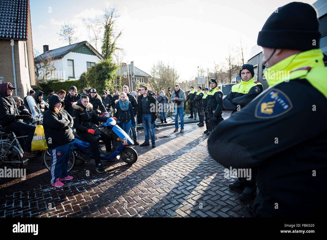 Apeldoorn, Niederlande. 17. Januar 2016. Pegida Nederland Protest in Apeldoorn (Niederlande). Anti-Islamismus Pegida hat Sonntagnachmittag in Apeldoorn rund um die Beekpark gezeigt. Die Demonstration war relativ ruhig, nur vier Personen wurden festgenommen. Die Bewegung gegen die Anti-Fascist Action (AFA) von Friesland nahm auch die Straßen von Apeldoorn. Bildnachweis: Romy Arroyo Fernandez/Alamy Live-Nachrichten. Stockfoto