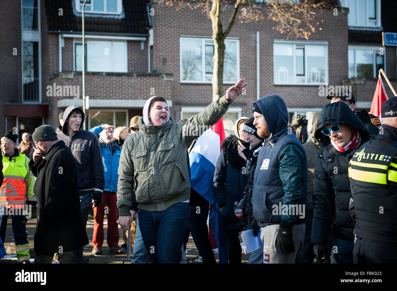 Apeldoorn, Niederlande. 17. Januar 2016. Pegida Nederland Protest in Apeldoorn (Niederlande). Anti-Islamismus Pegida hat Sonntagnachmittag in Apeldoorn rund um die Beekpark gezeigt. Die Demonstration war relativ ruhig, nur vier Personen wurden festgenommen. Die Bewegung gegen die Anti-Fascist Action (AFA) von Friesland nahm auch die Straßen von Apeldoorn. Bildnachweis: Romy Arroyo Fernandez/Alamy Live-Nachrichten. Stockfoto