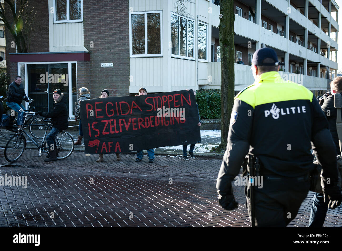 Apeldoorn, Niederlande. 17. Januar 2016. Pegida Nederland Protest in Apeldoorn (Niederlande). Anti-Islamismus Pegida hat Sonntagnachmittag in Apeldoorn rund um die Beekpark gezeigt. Die Demonstration war relativ ruhig, nur vier Personen wurden festgenommen. Die Bewegung gegen die Anti-Fascist Action (AFA) von Friesland nahm auch die Straßen von Apeldoorn. Bildnachweis: Romy Arroyo Fernandez/Alamy Live-Nachrichten. Stockfoto