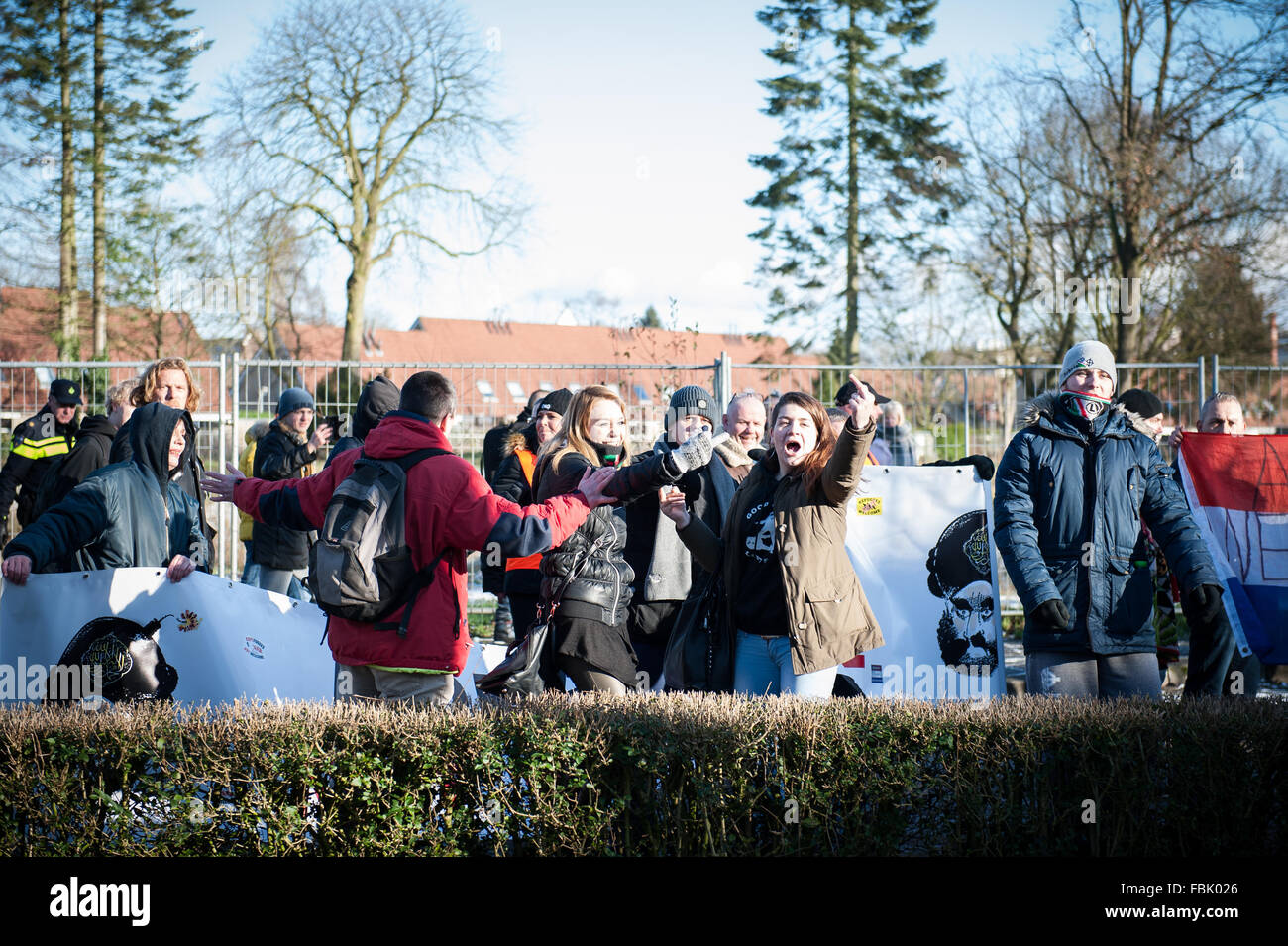 Apeldoorn, Niederlande. 17. Januar 2016. Pegida Nederland Protest in Apeldoorn (Niederlande). Anti-Islamismus Pegida hat Sonntagnachmittag in Apeldoorn rund um die Beekpark gezeigt. Die Demonstration war relativ ruhig, nur vier Personen wurden festgenommen. Die Bewegung gegen die Anti-Fascist Action (AFA) von Friesland nahm auch die Straßen von Apeldoorn. Bildnachweis: Romy Arroyo Fernandez/Alamy Live-Nachrichten. Stockfoto