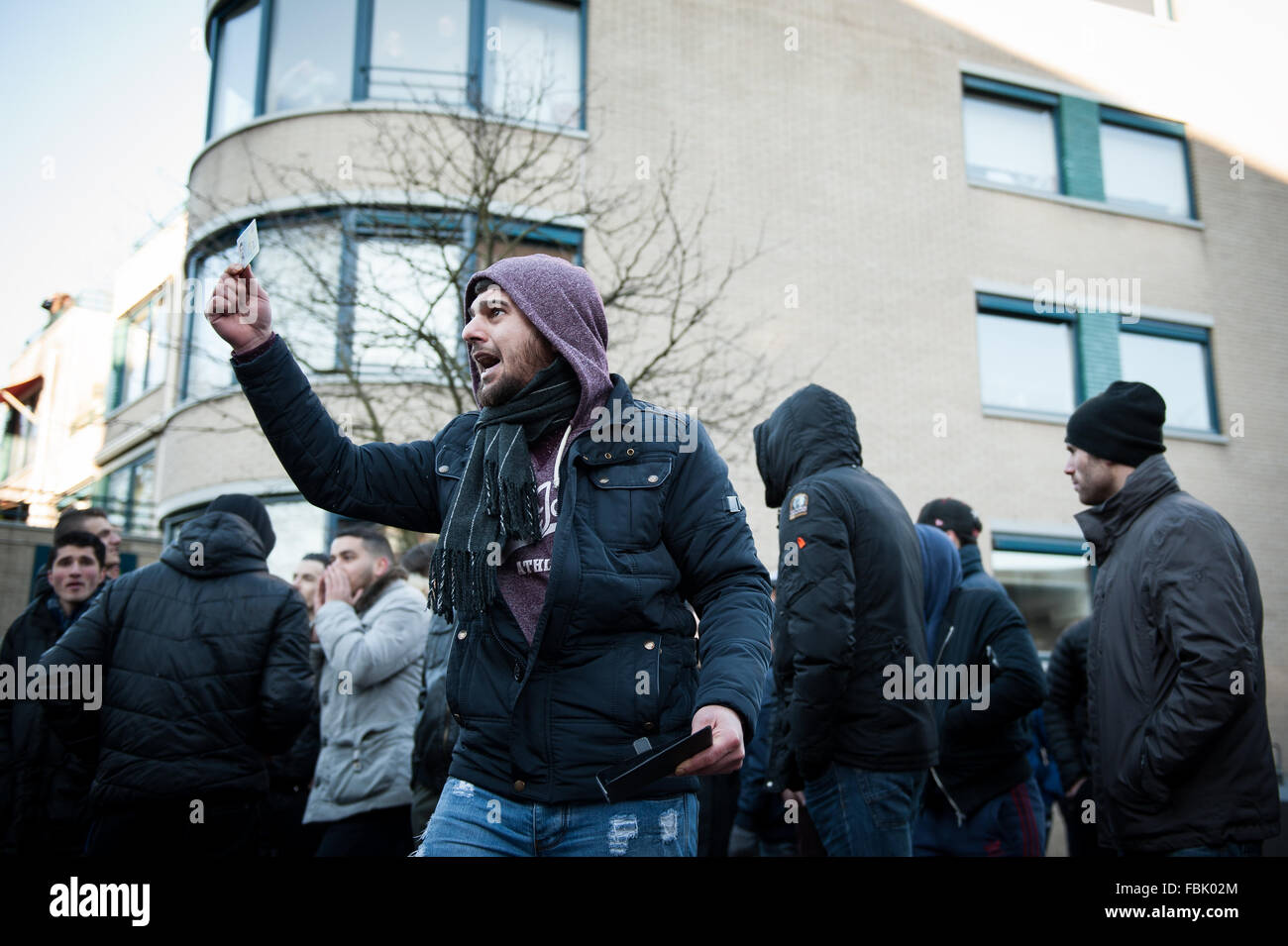 Apeldoorn, Niederlande. 17. Januar 2016. Pegida Nederland Protest in Apeldoorn (Niederlande). Anti-Islamismus Pegida hat Sonntagnachmittag in Apeldoorn rund um die Beekpark gezeigt. Die Demonstration war relativ ruhig, nur vier Personen wurden festgenommen. Die Bewegung gegen die Anti-Fascist Action (AFA) von Friesland nahm auch die Straßen von Apeldoorn. Bildnachweis: Romy Arroyo Fernandez/Alamy Live-Nachrichten. Stockfoto