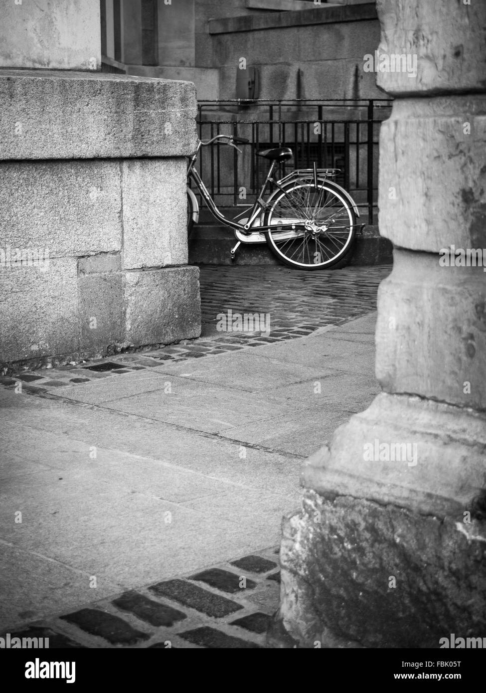 Ein Fahrrad legt im Trinity College in Dublin an Metall-Zaun gekettet. Stockfoto