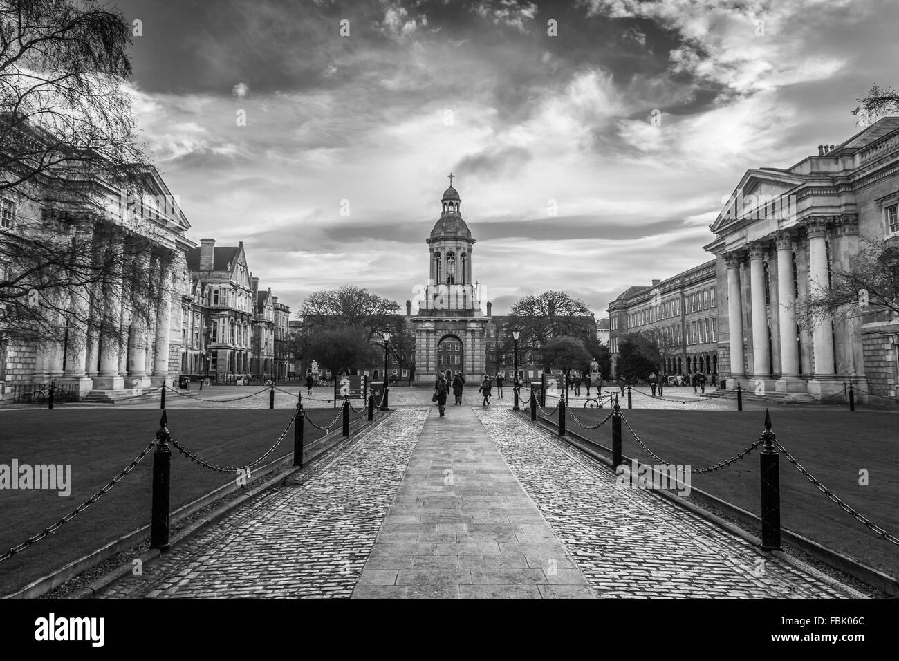 Der Vorplatz des Trinity College in Dublin, Irland in schwarz und weiß. Stockfoto