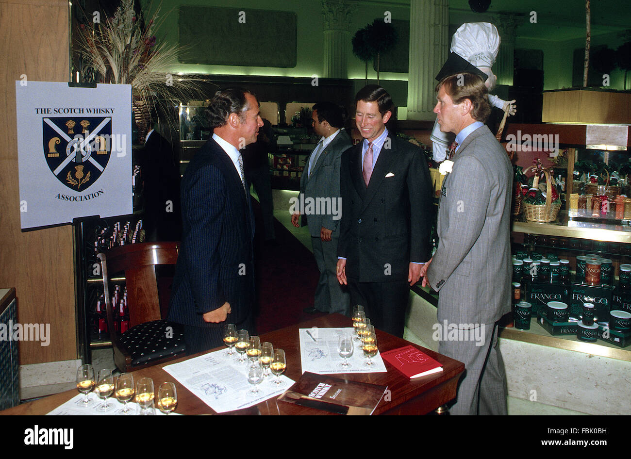 Oak Brook, Illinois, USA, 5. September 1986 Charles, Prince Of Wales Touren Marshall Fields Kaufhaus heute bei seinem Besuch in Chicago. Er beteiligte sich an einer Demonstration der Whiskey mischen mit verschiedenen irischen Mischungen.  Bildnachweis: Mark Reinstein Stockfoto