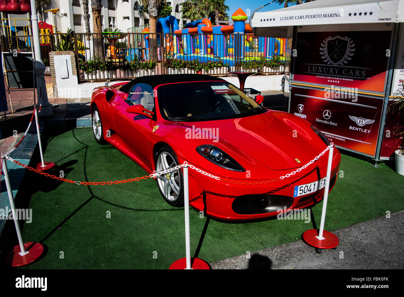 Ein rotes Ferrari Auto sitzt auf der Messe in Benalmadena, Spanien Stockfoto