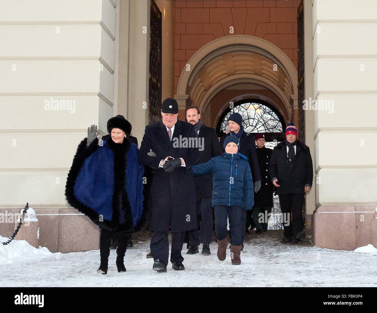 Oslo, 17.01.2016 König Harald und Königin Sonja, Kronprinz Haakon, Prinzessin Ingrid Alexandra und Marius Borg Høiby 25. Jahrestag des Aufstiegs auf den norwegischen Thron ihre Majestäten König Harald und Königin Sonja der königlichen Familie besucht die Ereignisse im The Palace Square (Slottsplassen) RPE/Albert Nieboer/Niederlande OUT - NO-Draht-SERVICE- Stockfoto