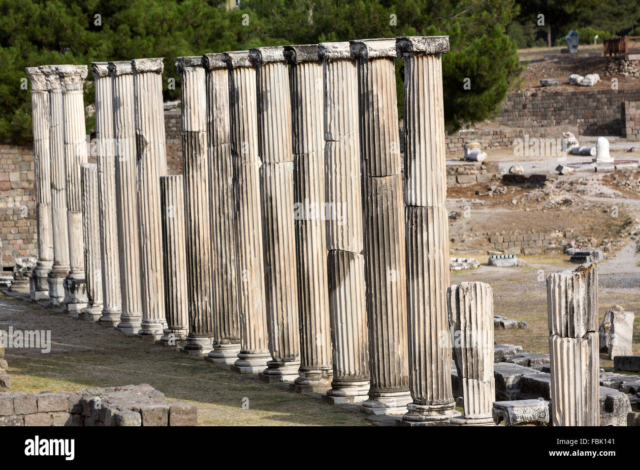 Säulen mit ionischen Kapitellen in der Nord-Stoa im Heiligtum von Asclepion, Pergamonmuseum. Stockfoto