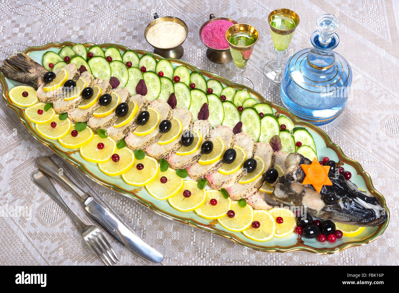 Ein traditionelles jüdisches Gericht Ashkenazim gemacht von entbeintem gehackten Fisch, meist von Hecht, gekocht mit Gemüse und Gewürzen Stockfoto