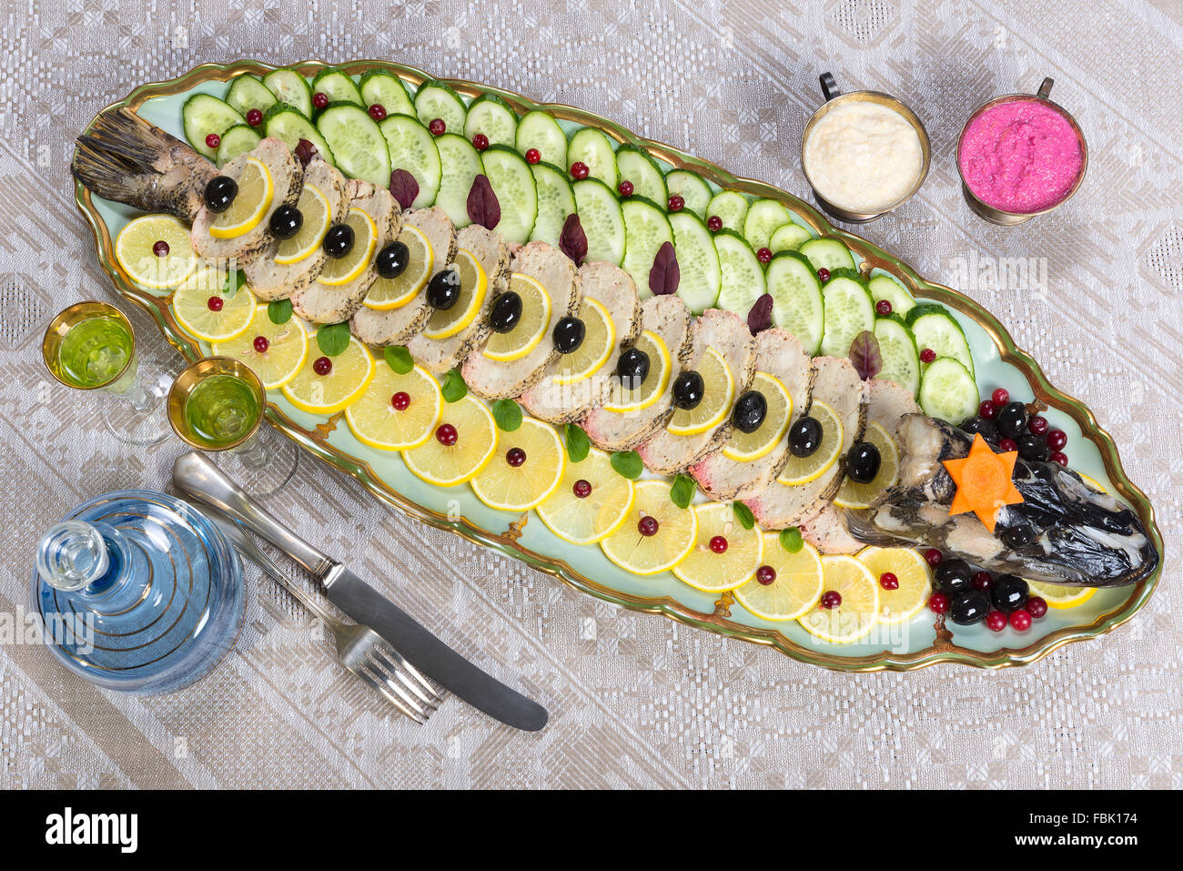 Ein traditionelles Ashkenazi jüdischen Gericht aus entbeintem gehackten Fisch, meist von Hecht, gekocht mit Gemüse und Gewürzen Stockfoto
