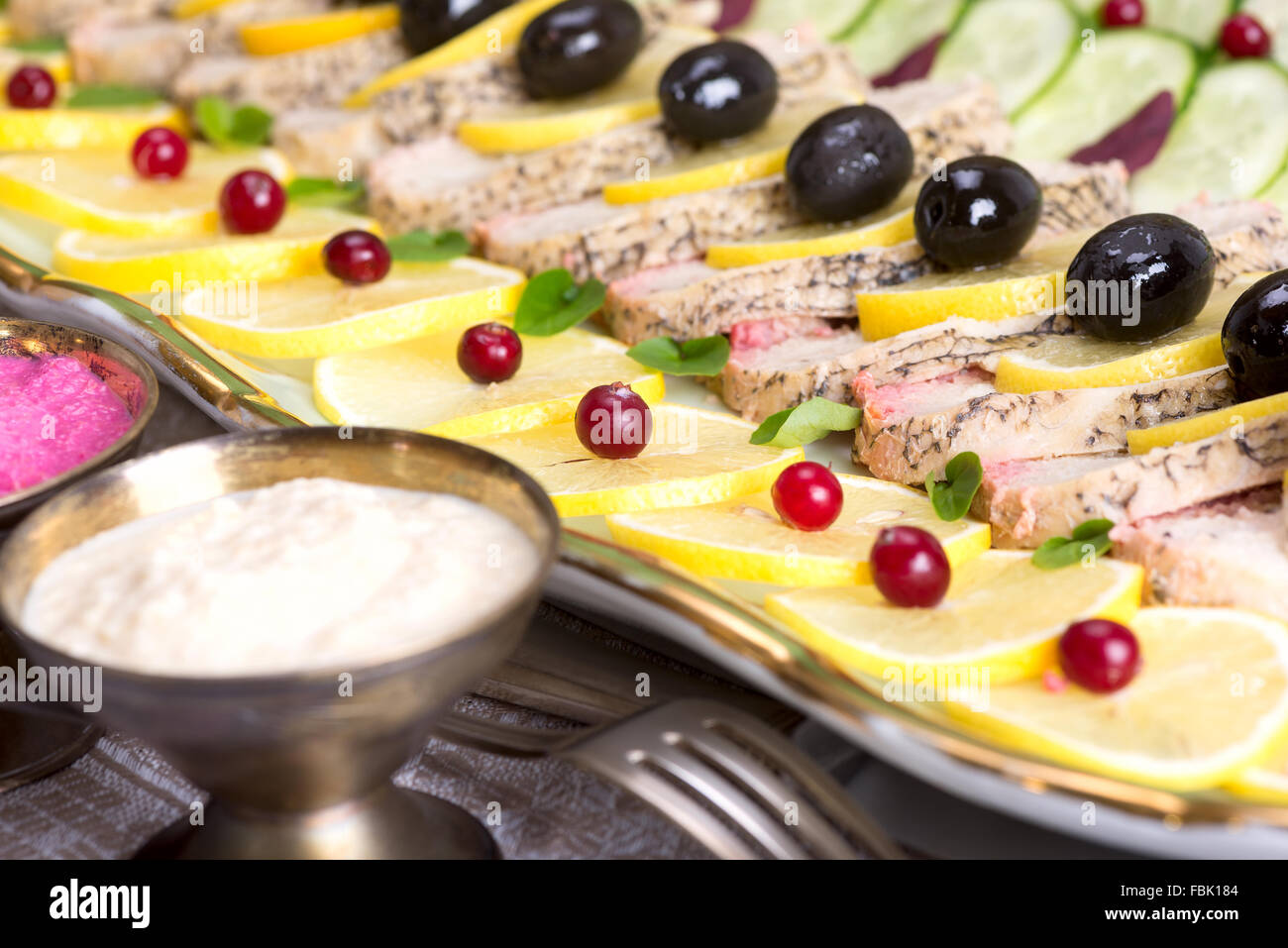 Ein traditionelles Ashkenazi jüdischen Gericht aus entbeintem gehackten Fisch, meist von Hecht, gekocht mit Gemüse und Gewürzen Stockfoto