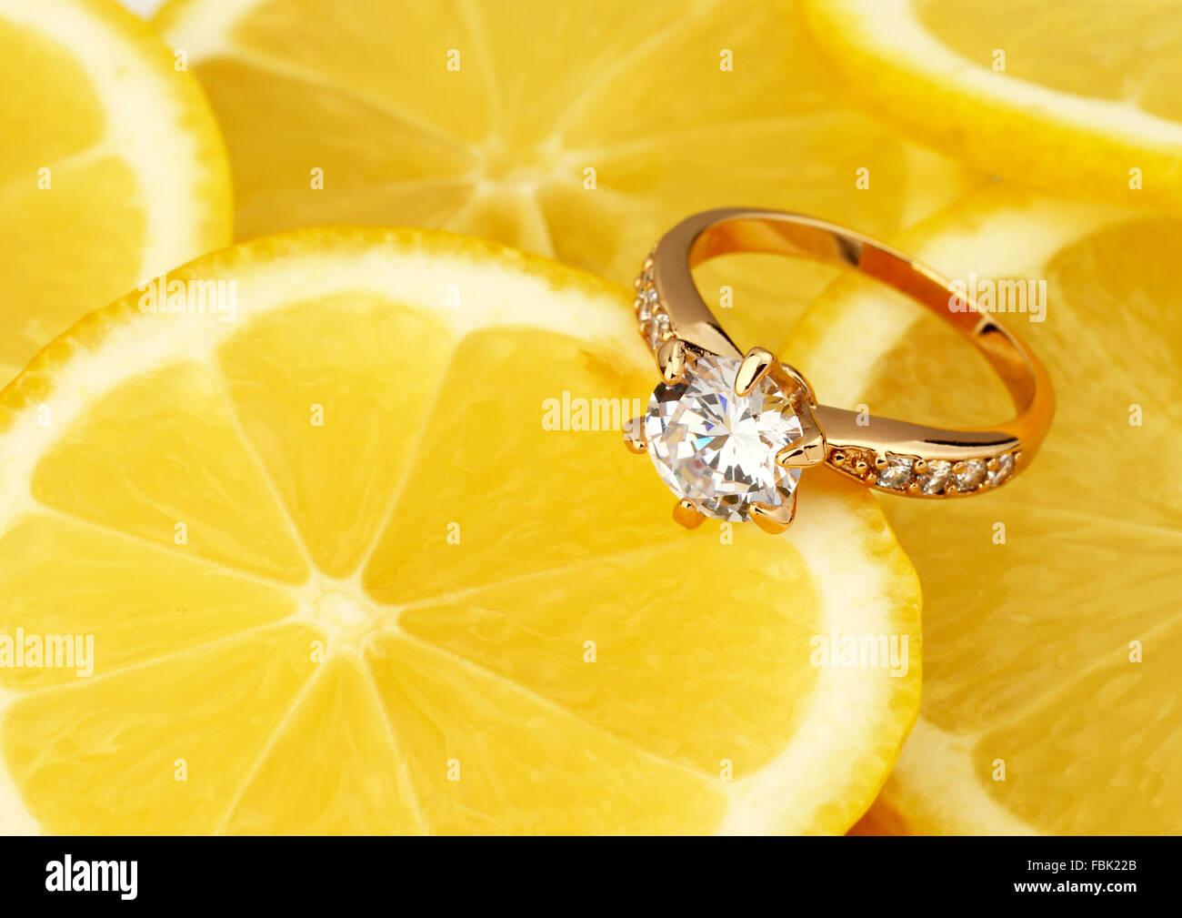 Schmuckring mit Diamanten auf Zitrone Hintergrund mit Textfreiraum Stockfoto