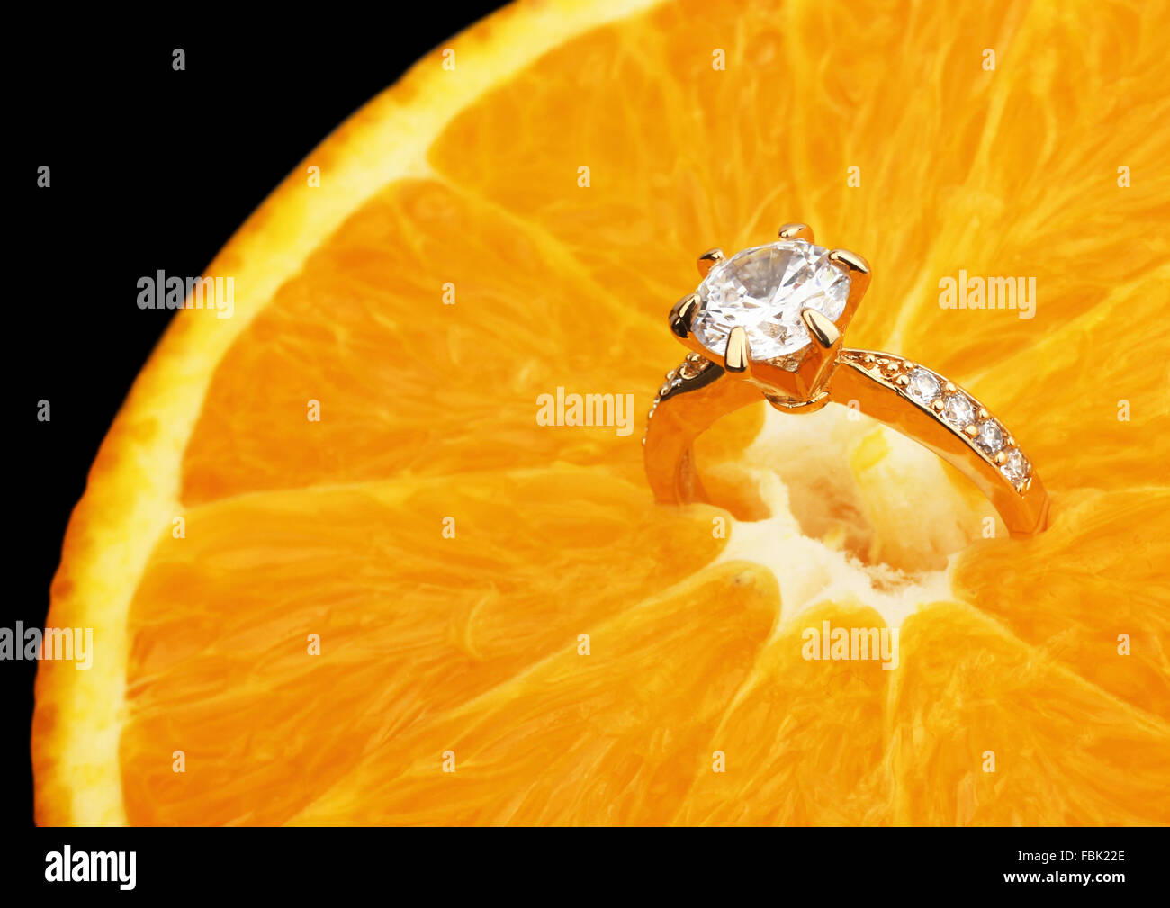 Makroaufnahme einer Schmuckring mit großen Diamanten auf orangem Hintergrund Stockfoto