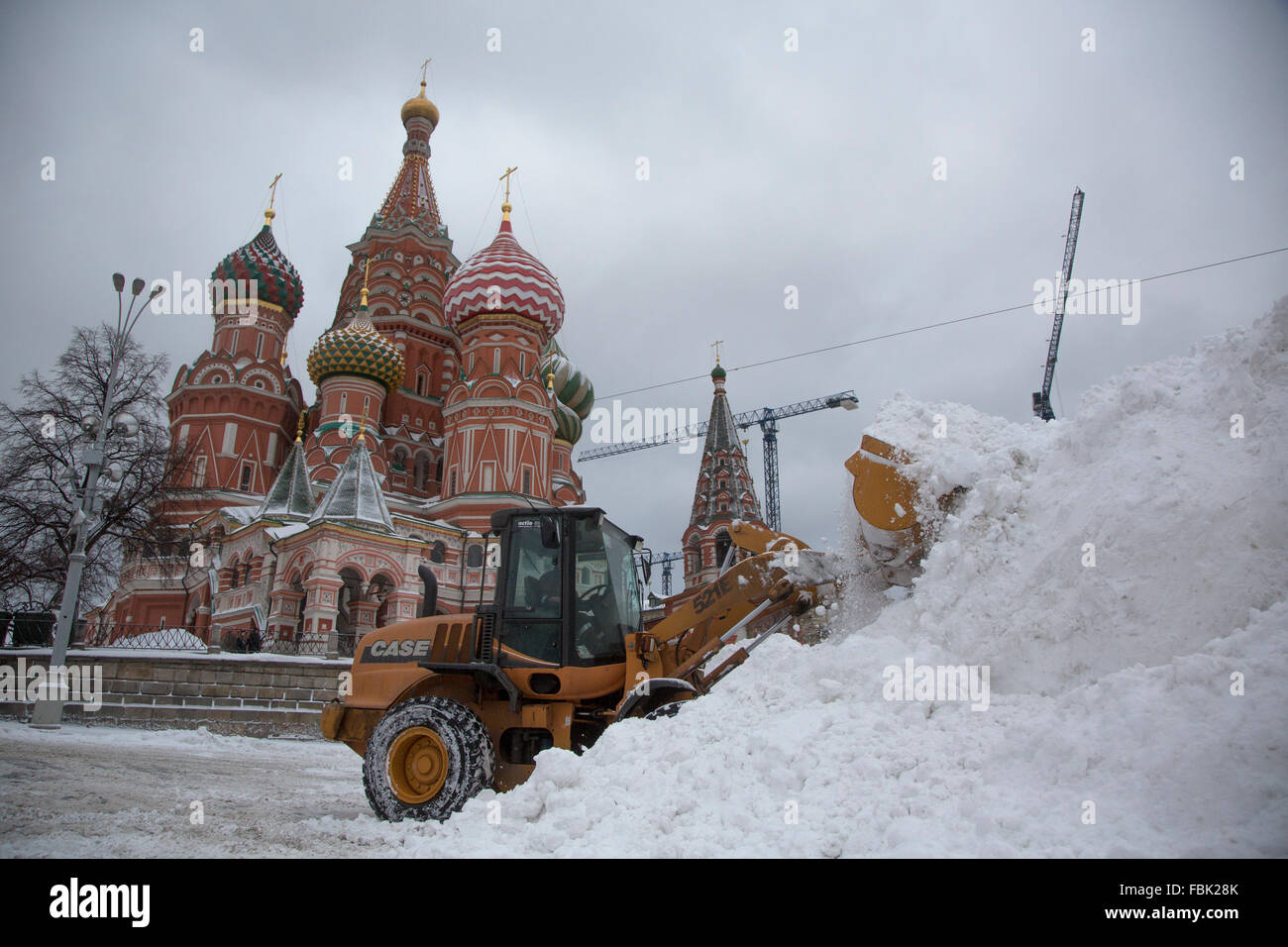 Moskau, Russland. 17. Januar 2015. Entfernen von Schnee auf dem Roten Platz in Moskau nach einem schweren Schneefall, Russland Stockfoto