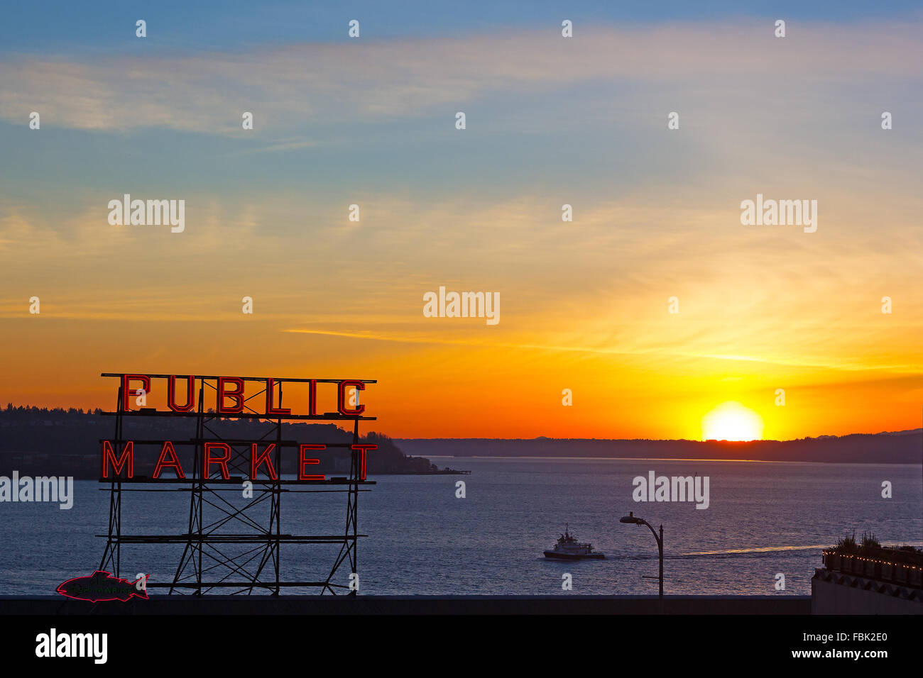 Spektakulären Sonnenuntergang über Puget Sound, fotografiert von der Pike Public Market in Seattle, USA Stockfoto