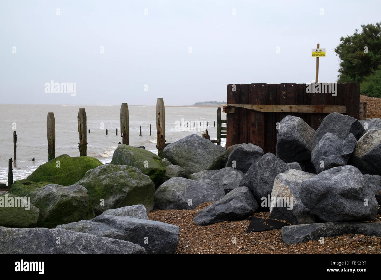 Rock-Rüstung schützt den Deich vor Küsten Erosion, Bawdsey Fähre, Suffolk, UK. Stockfoto