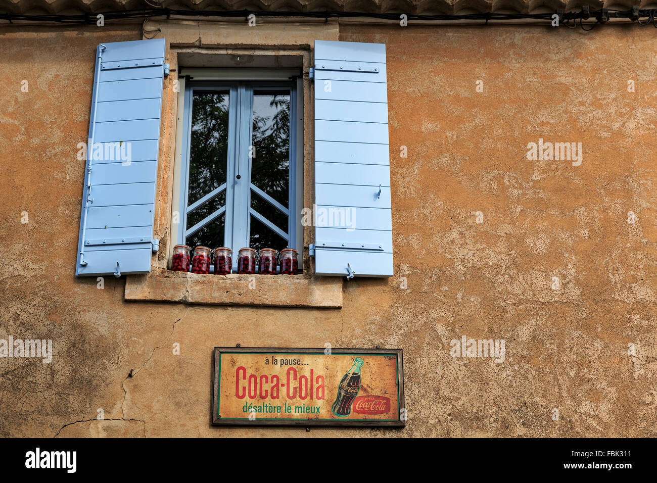 Alte Coca Cola an Wand in der Provence, Frankreich Stockfoto
