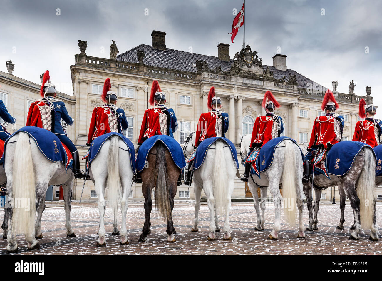 Soldaten der Garde-Husaren-Regiment vor dem königlichen Schloss Amalienborg, Amalienborg, Kopenhagen, Dänemark Stockfoto