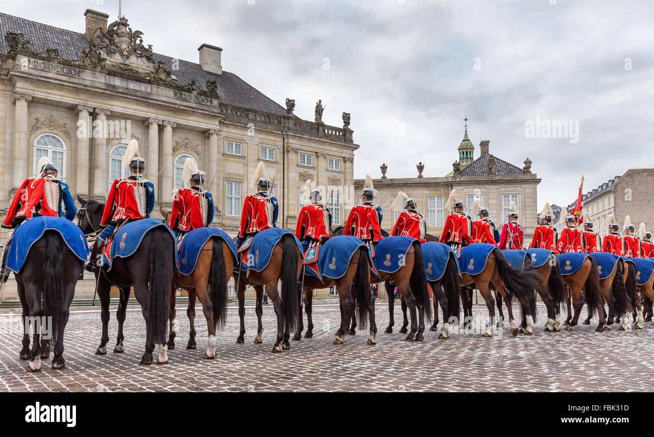 Soldaten der Garde-Husaren-Regiment vor dem königlichen Schloss Amalienborg, Amalienborg, Kopenhagen, Dänemark Stockfoto