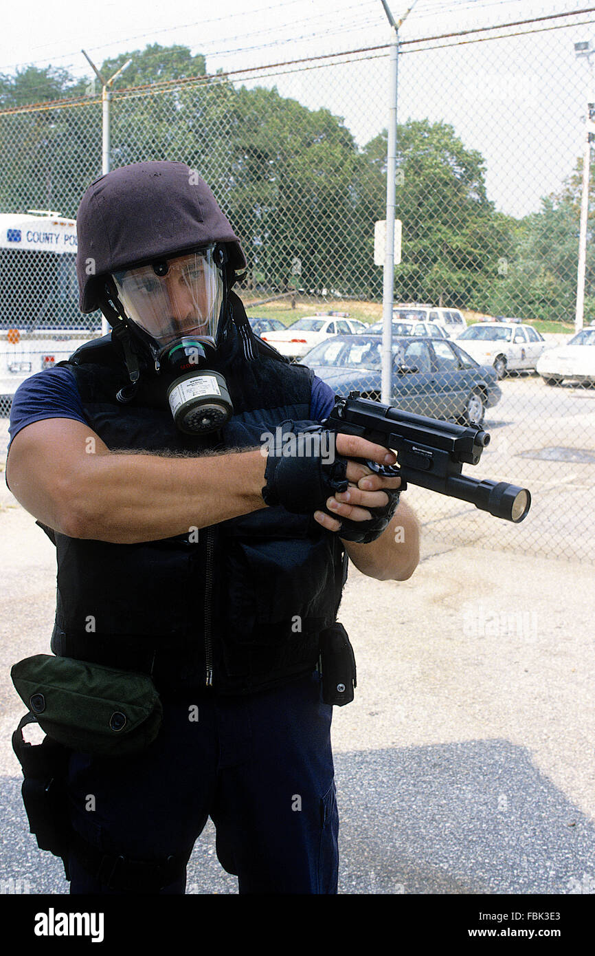 Riverdale, Maryland, 1994 A Prince George County Maryland SWAT Officer zeigt einige der Gang, der in einer Geiselnahme verwendet wird.  SWAT (Akronym für "Spezielle Waffen und Taktiken") ist eine häufig verwendete Eigennamen für Gesetz Kontrollteams, welche Nutzung Militärstil leichten Waffen und spezialisierte Taktiken in risikoreiche Operationen, die außerhalb der Fähigkeiten von regelmäßigen, uniformierten Polizei. "SWAT" werden international als Umgangssprache, generische Bezeichnung für diese Einheiten häufig verwendet. Ihre Aufgaben umfassen: Auseinandersetzung mit schwer bewaffneten Verbrecher; Geisel-Rettung und zur Bekämpfung des Terrorismus-Op durchführen Stockfoto