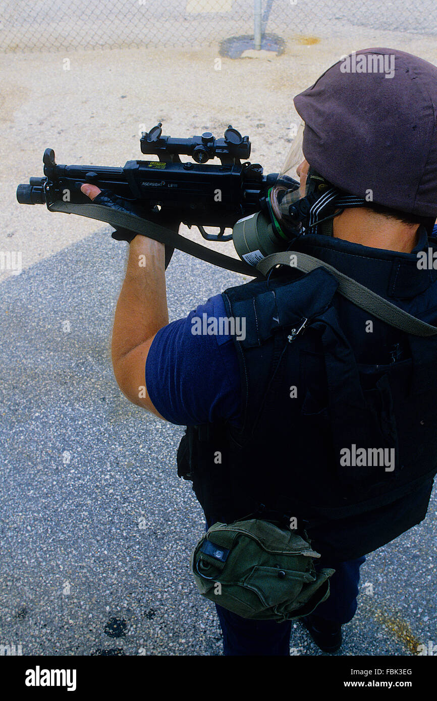 Riverdale, Maryland, USA, 1994 A Prince George County Maryland SWAT Officer zeigt einige der Gang, der in einer Geiselnahme verwendet wird.  SWAT (Akronym für "Spezielle Waffen und Taktiken") ist eine häufig verwendete Eigennamen für Gesetz Kontrollteams, welche Nutzung Militärstil leichten Waffen und spezialisierte Taktiken in risikoreiche Operationen, die außerhalb der Fähigkeiten von regelmäßigen, uniformierten Polizei.  Ihre Aufgaben umfassen: Auseinandersetzung mit schwer bewaffneten Verbrecher; Durchführung von Geisel Rettung und zur Bekämpfung des Terrorismus Credit: Mark Reinstein Stockfoto