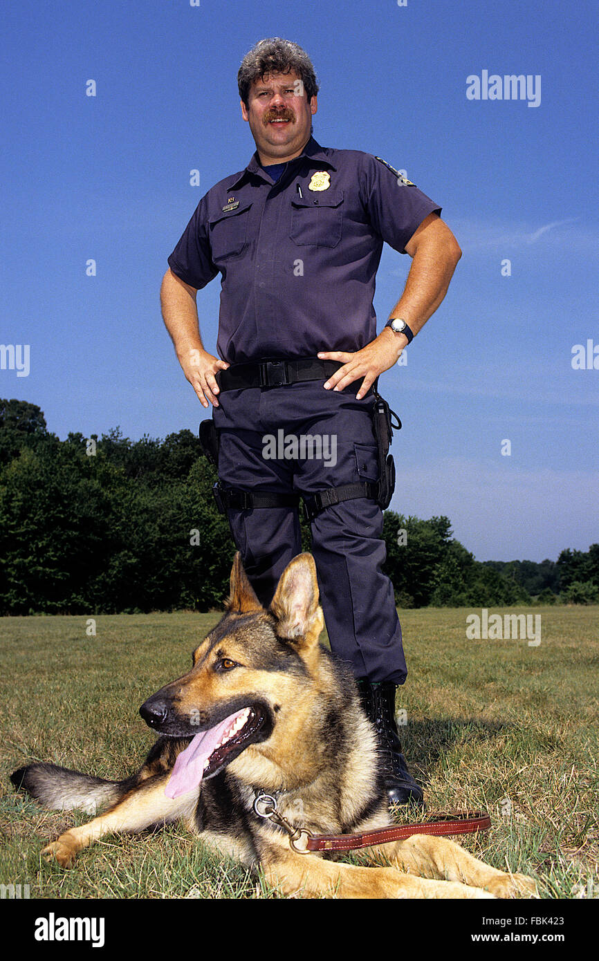 Rockville, Maryland. USA, 1991 Montgomery County Police k-9 Officer mit seinem Partner. Bildnachweis: Mark Reinstein Stockfoto