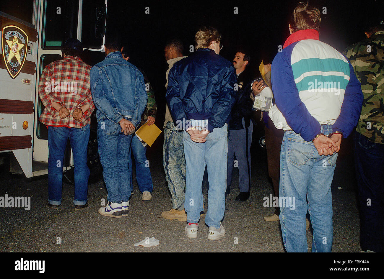 Prinz Georges County, Maryland, USA, 11. Februar 1989 Polizisten aus die Grafschaft zwingen und die Deputy Sheriffs Office führen ein Sweeping Drogendealer auf den Straßen des Landkreises.  Bildnachweis: Mark Reinstein Stockfoto