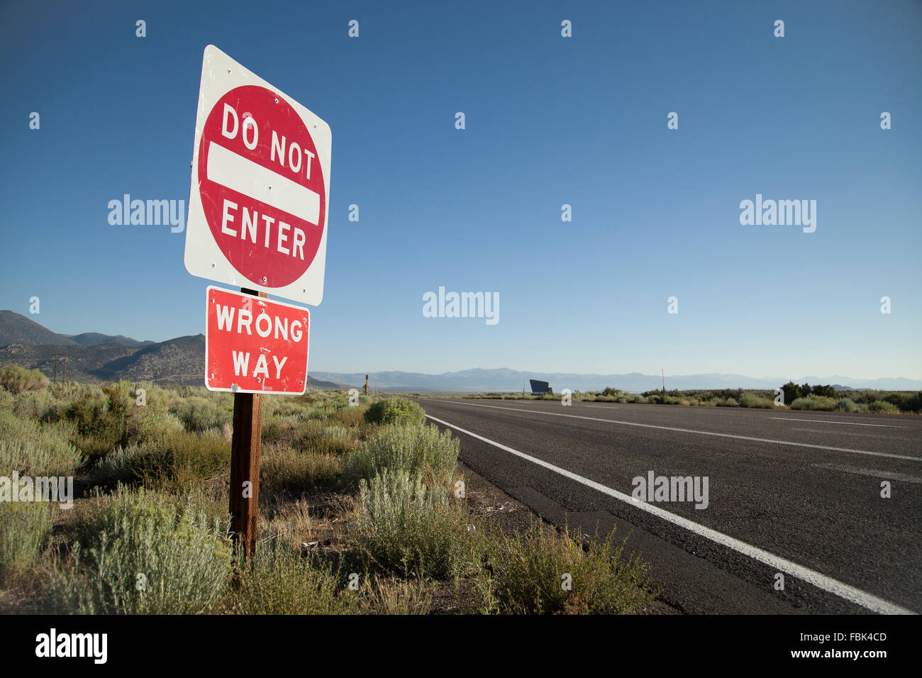 "Geben Sie nicht" "Wrong Way" Straßenschild Stockfoto