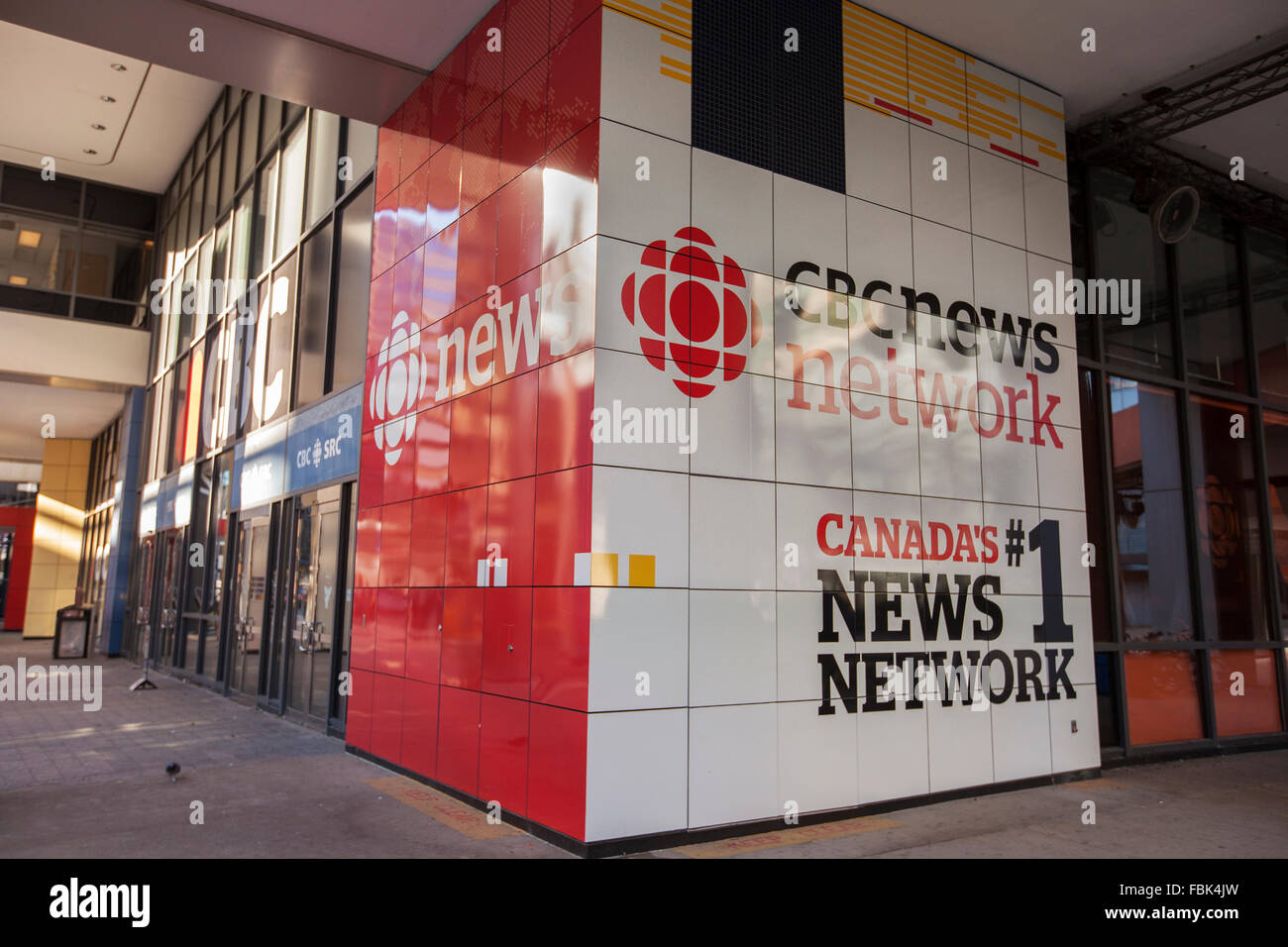 TORONTO - 24. Dezember 2015: CBC News ist die Arbeitsteilung der Canadian Broadcasting Corporation verantwortlich für die Nachrichten gatherin Stockfoto