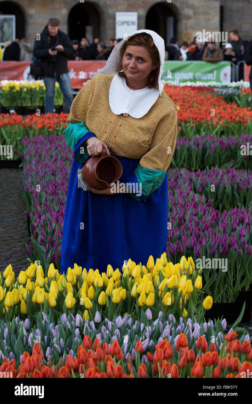 Niederländisches kostüm mit tulpen -Fotos und -Bildmaterial in hoher  Auflösung – Alamy