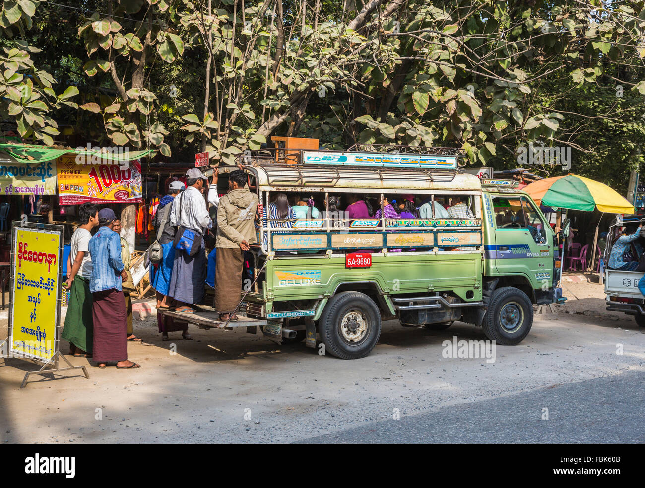 Burmesische Lebensstil: typische überfüllten öffentlichen Verkehrsmitteln Bus Fahrzeug für die lokale Bevölkerung mehr Abholer in einer Straße in Mandalay, Myanmar (Burma) Stockfoto