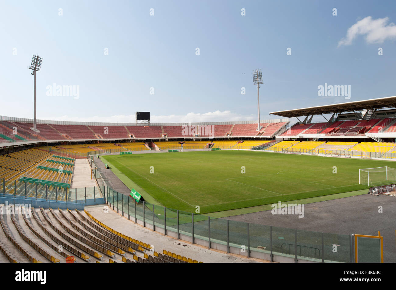 Accra Sports Stadium ist ein MultiUse, 40.000 AllSitzerStadion in