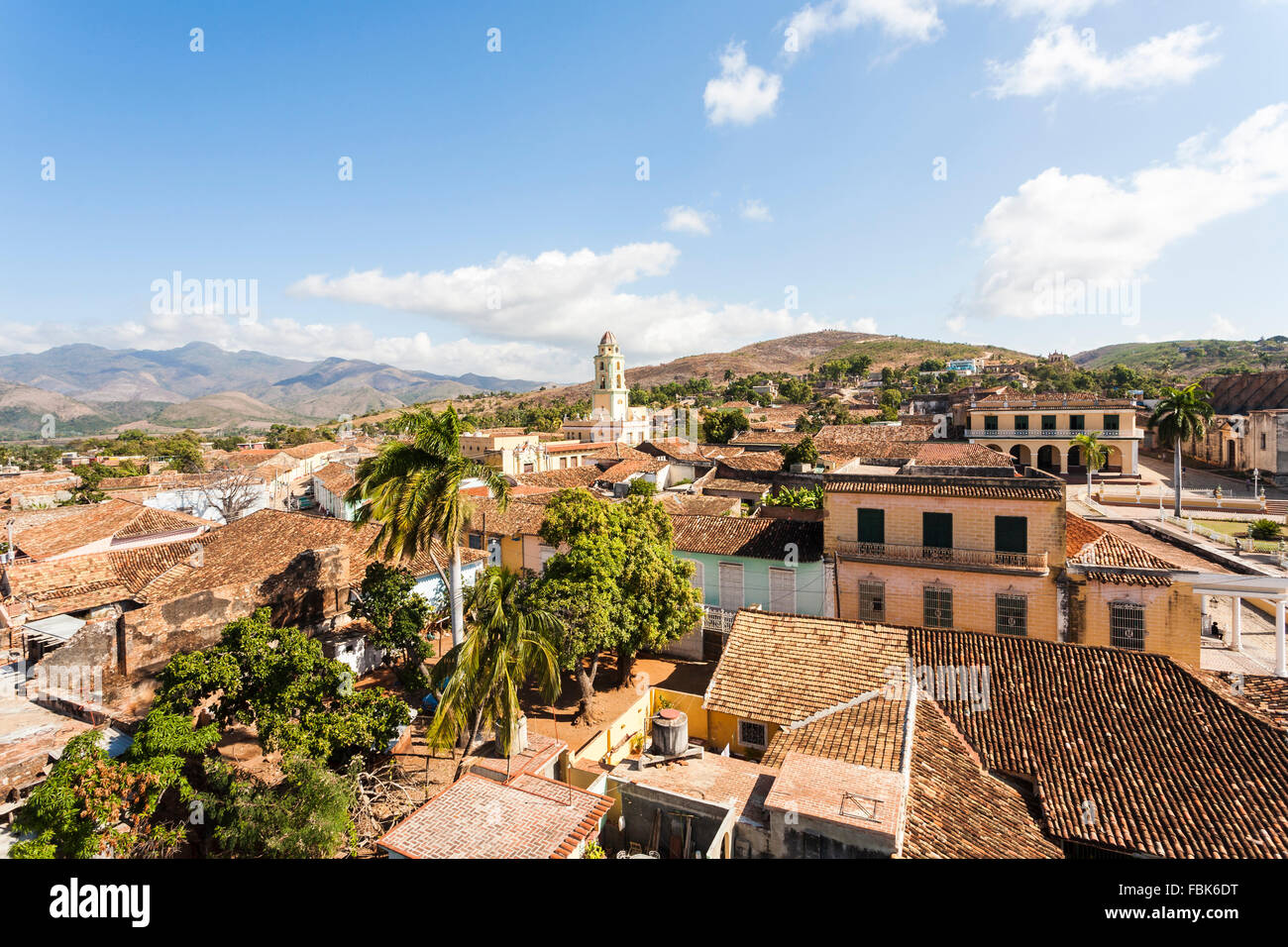 Panorama-Dachterrasse-Blick über Trinidad, Kuba mit Glockenturm der Kirche Iglesia Parroquial De La Santísima (Kirche der Heiligen Dreifaltigkeit) Stockfoto