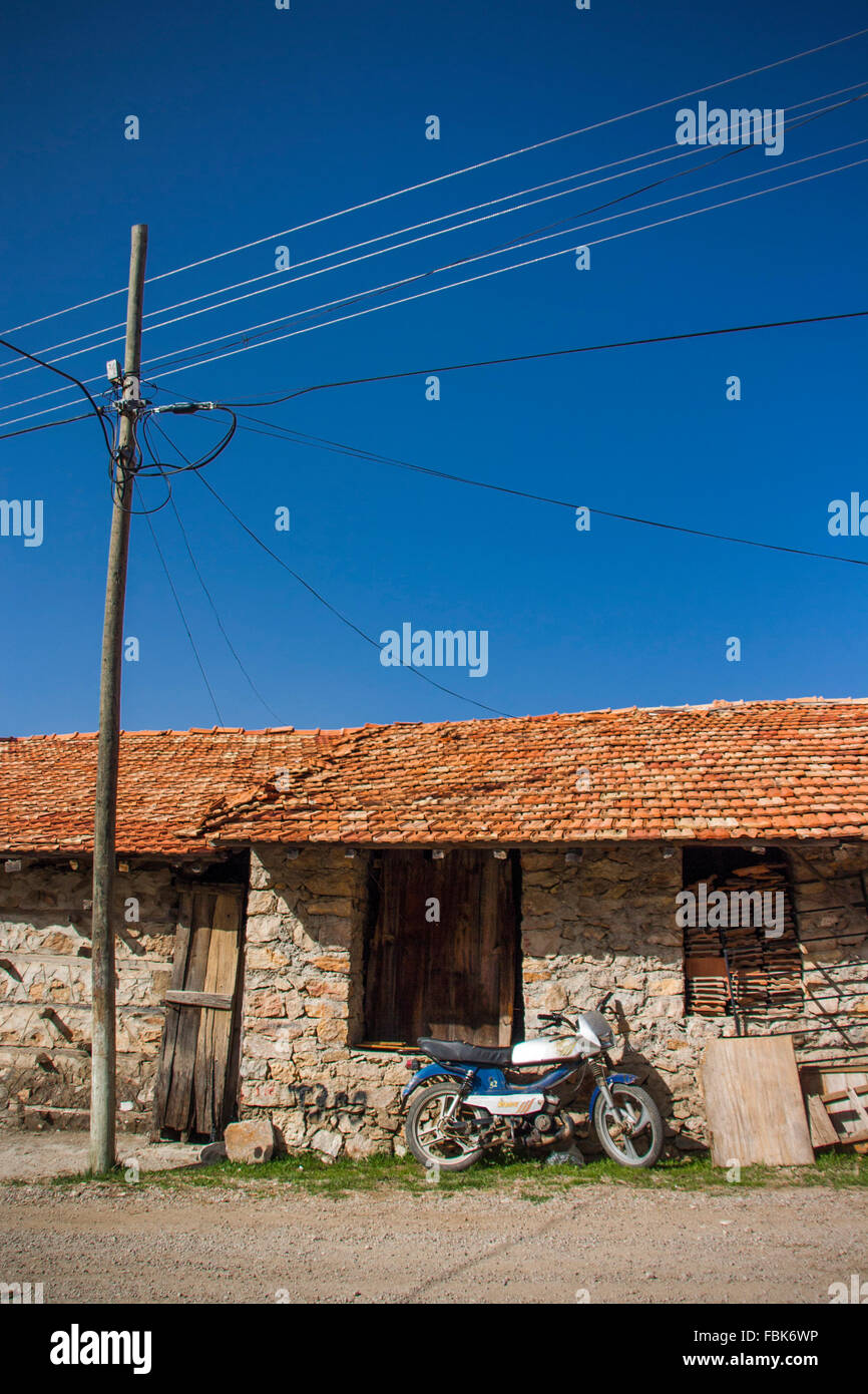 Alte Mode Motorrad in Türkei Dorf geparkt Stockfoto