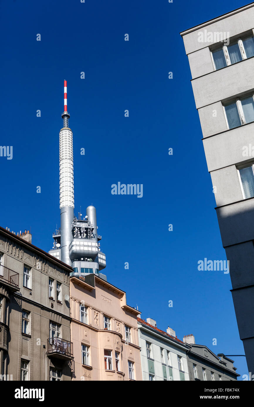 Prag Zizkov Fernsehturm über Wohnungen in Wohnviertel Tschechisch Wahrzeichen der Republik Stockfoto