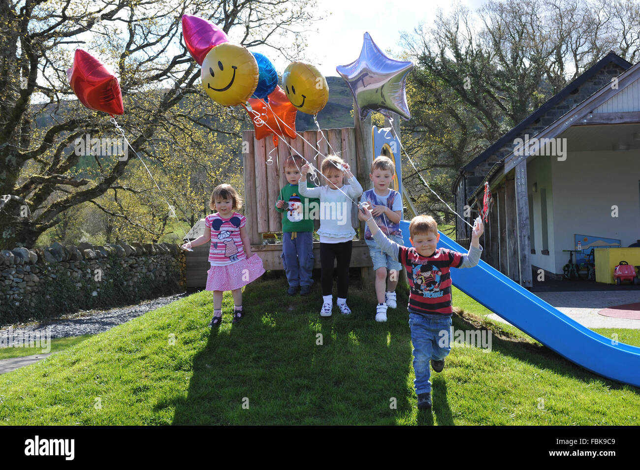 Kinder mit Spaß spielen mit Ballons im Kindergarten Stockfoto