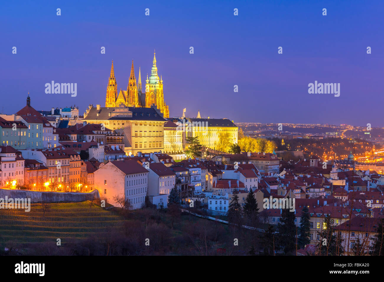 Gold Prager Burg bei Nacht, Tschechische Republik Stockfoto