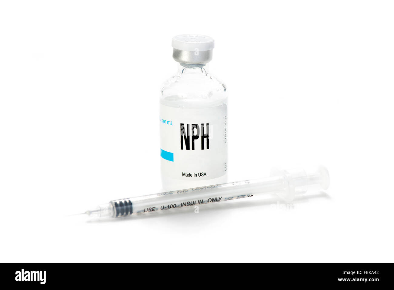 NPH-Insulin mit Spritze auf weißem Hintergrund.   Alle Etiketten und/oder Dokumente sind frei erfunden. Stockfoto