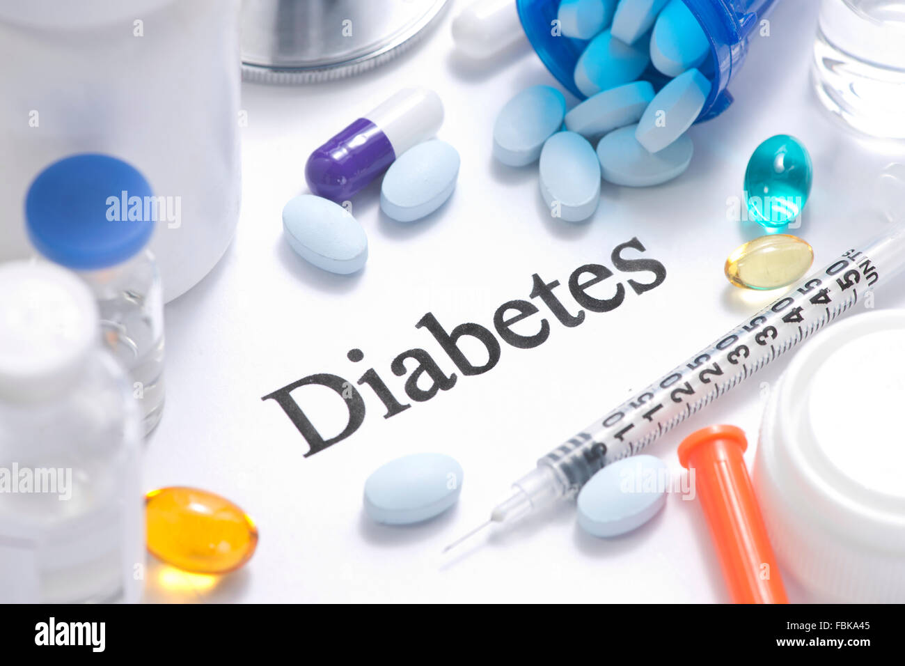 Konzept des Diabetes mit Insulin, Spritzen, Fläschchen, Pillen und Stethoskop. Stockfoto