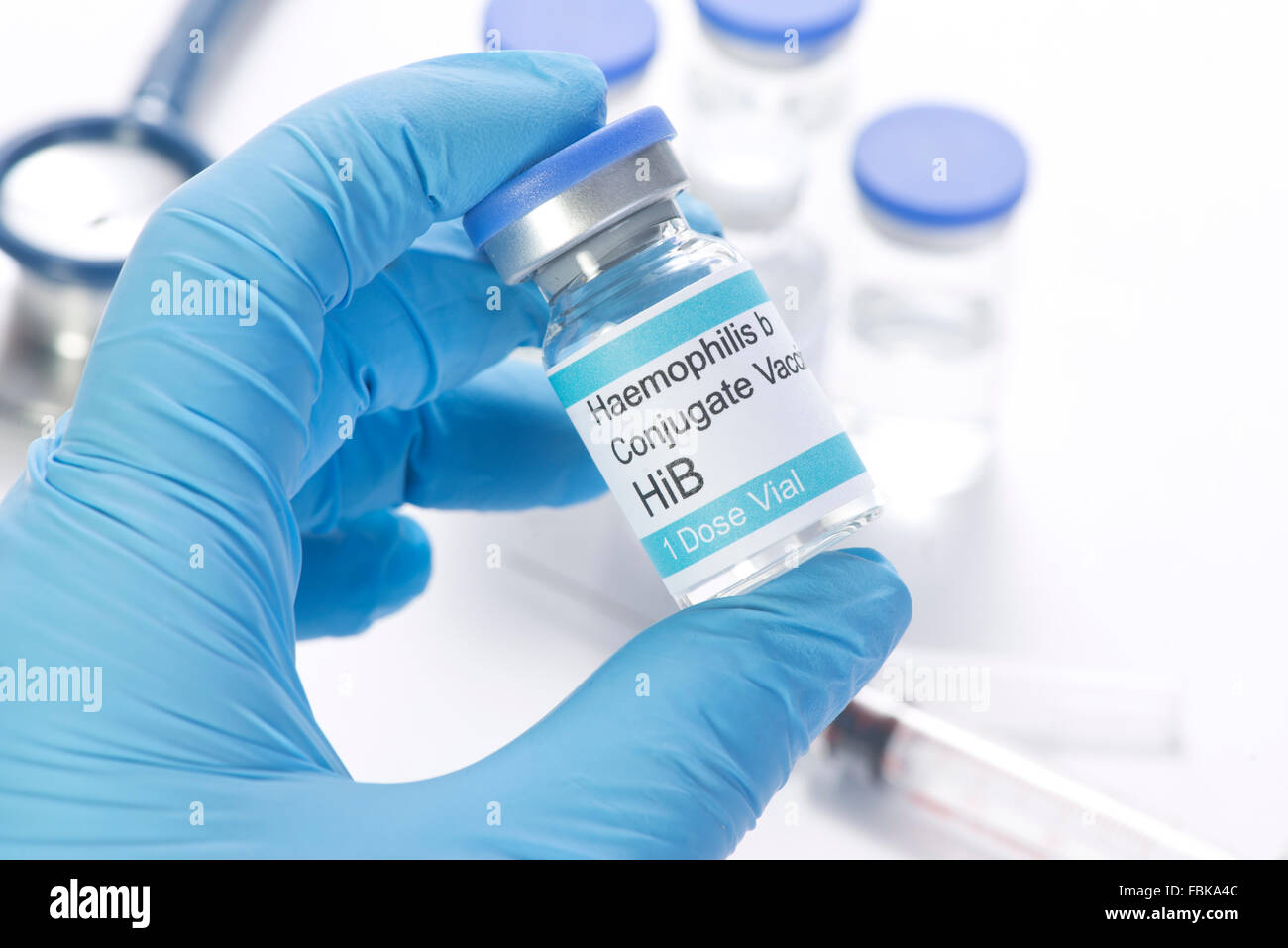 Haemophius Influenzae-Virus-Impfstoff von Krankenschwester gehalten. Label ist Ficititious und jede Ähnlichkeit mit einer tatsächlichen Produkt ist coincidenta Stockfoto