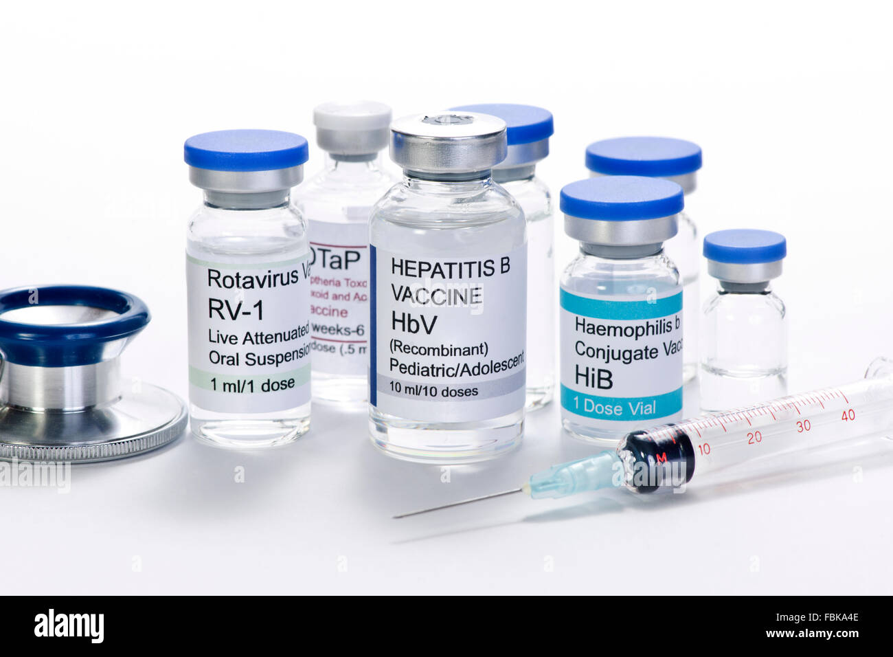 Kindheit Impfstoff Fläschchen mit Spritze und Stethoskop.  Alle Etiketten sind frei erfunden und jede Ähnlichkeit mit tatsächlichen Produkten ist coinc Stockfoto