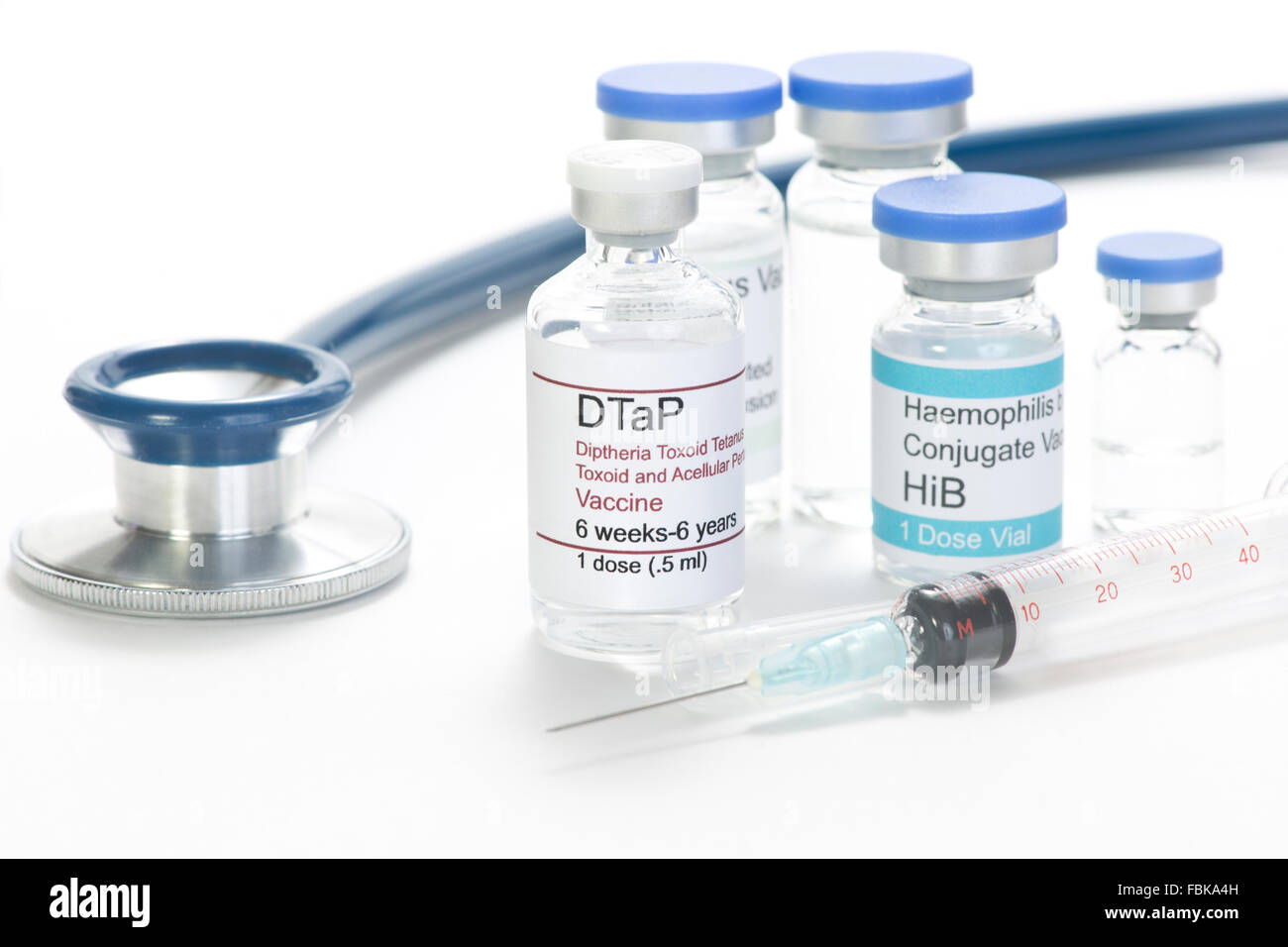 Hypothetische DTaP Impfstoff mit Stethoskop und Fläschchen und Spritze.  Label ist völlig frei erfunden. Stockfoto