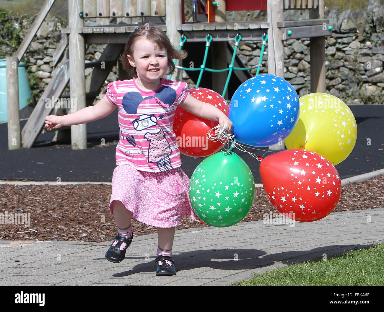 Kleines Mädchen mit Luftballons in einer Gärtnerei Stockfoto