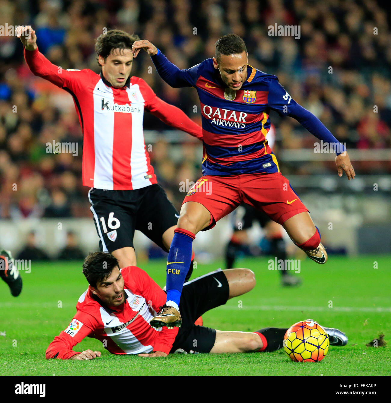 Barcelona, Spanien. 17. Januar 2016. Barcelonas Neymar (R) konkurriert während der spanischen ersten Abteilung Fußball-match gegen Athletic Club de Bilbao in Barcelona, Spanien, am 17. Januar 2016. Barcelona gewann mit 6: 0. Bildnachweis: Pau Barrena/Xinhua/Alamy Live-Nachrichten Stockfoto