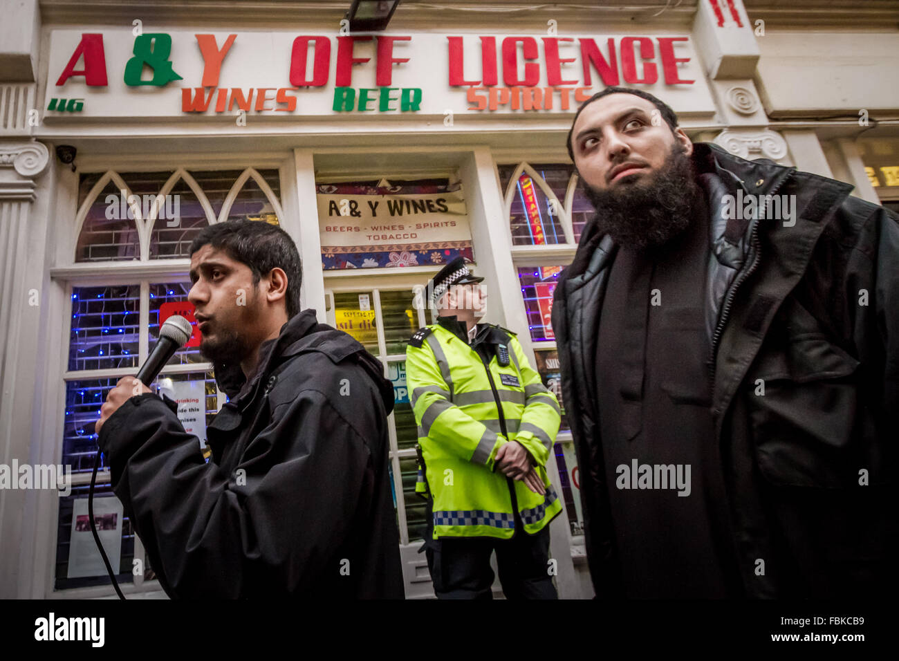 Datei-IMAGES: London, UK. 13. Dezember 2013. Datei-Images von 13.12.2013: Mohammed Reza Haque (rechts), 35, bekannt als die "Riese" im Verdacht, den zweiten britischen islamischen Extremisten werden gedacht, um unter einem Team der Henker, die tot fünf "Spione" in Syrien Anfang dieses Jahres erschossen. Sehen Sie hier, im Jahr 2013 zu einer Anti-Alkohol islamistischen Protest in Brick Lane mit anderen islamistischen Abu Rumaysah (links) Credit: Guy Corbishley/Alamy Live News Stockfoto