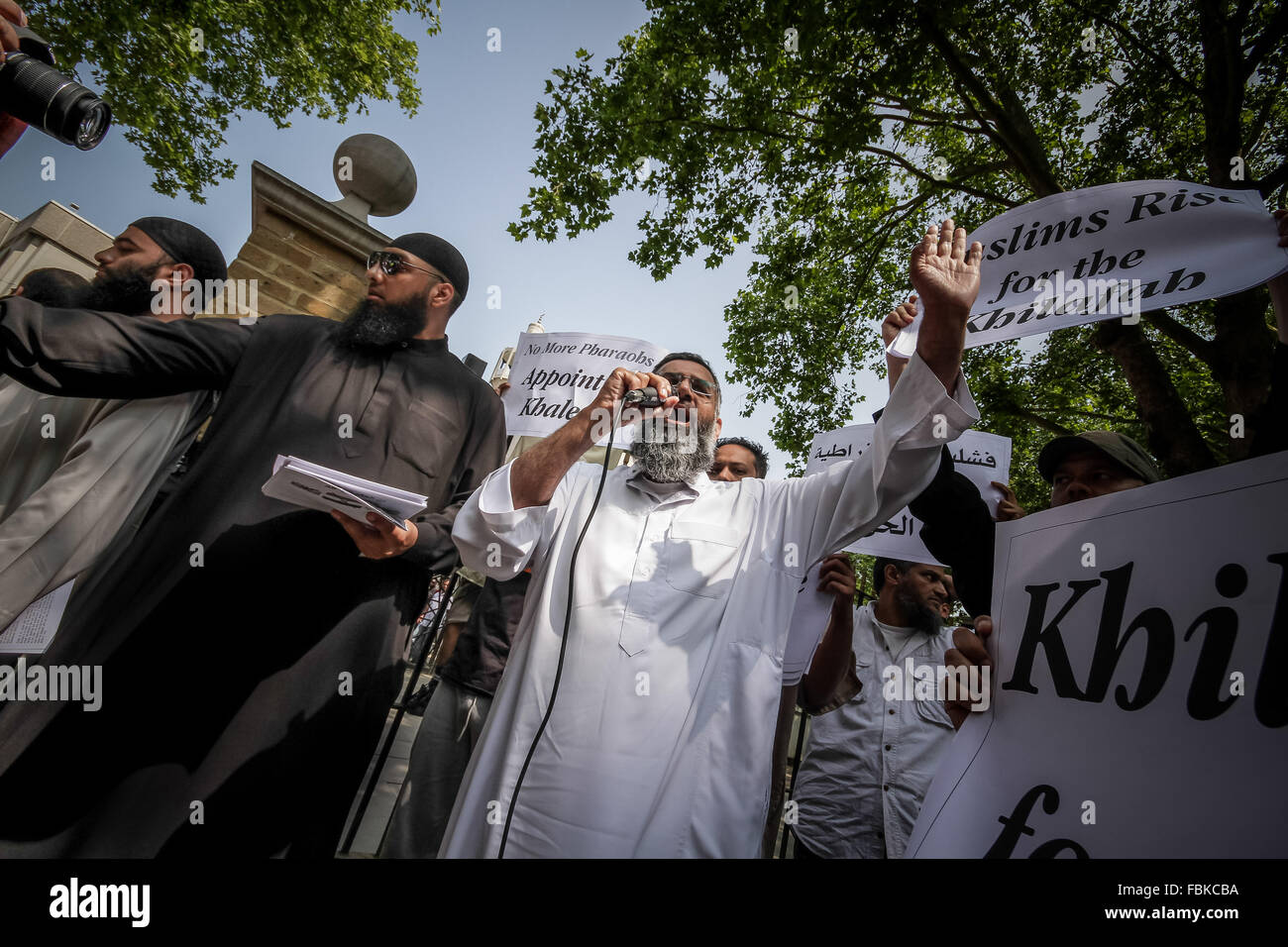 Datei-IMAGES: London, UK. 12. Juli 2013. Datei-Images von 07.12.2013: Mohammed Reza Haque (links, mit Sonnenbrille), 35, bekannt als die "Riese" im Verdacht, den zweiten britischen islamischen Extremisten werden gedacht, um unter einem Team der Henker, die tot fünf "Spione" in Syrien Anfang dieses Jahres erschossen. Siehe hier im Jahr 2013 vor Regents Park Moschee während eines islamistischen Protest organisiert durch radikale Kleriker Anjem Choudary (Mitte mit mic) Credit: Guy Corbishley/Alamy Live News Stockfoto