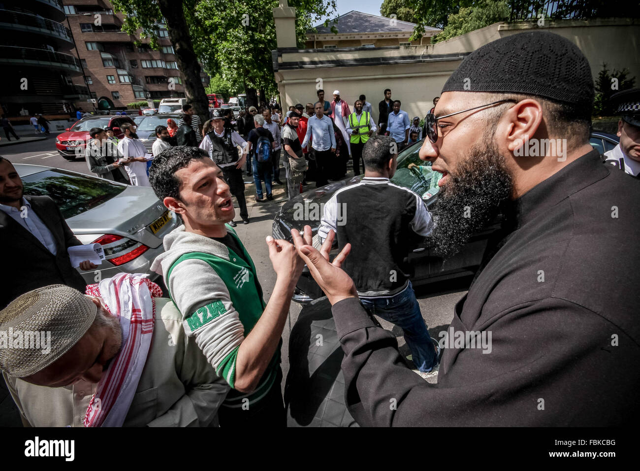 Datei-IMAGES: London, UK. 12. Juli 2013. Datei-Images von 07.12.2013: Mohammed Reza Haque (rechts), 35, bekannt als die "Riese" im Verdacht, den zweiten britischen islamischen Extremisten werden gedacht, um unter einem Team der Henker, die tot fünf "Spione" in Syrien Anfang dieses Jahres erschossen. Sehen Sie hier in 2013 diskutieren außerhalb Regents Park Moschee während eines islamistischen Protest organisiert durch radikale Kleriker Anjem Choudary Credit: Guy Corbishley/Alamy Live News Stockfoto