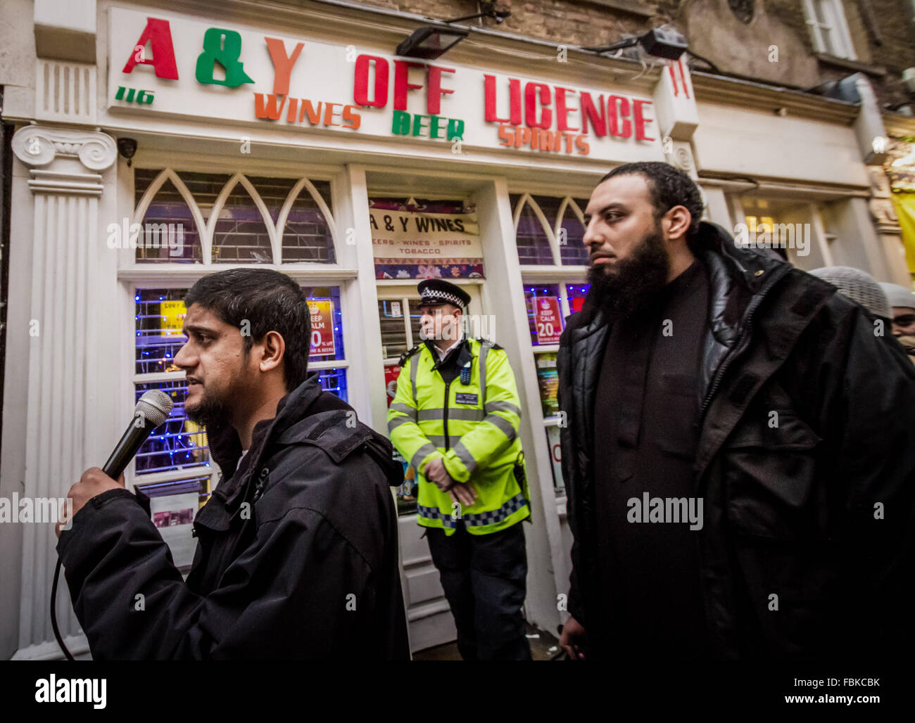 Datei-IMAGES: London, UK.13th Dez 2013. Datei-Images von 13.12.2013: Mohammed Reza Haque (rechts), 35, bekannt als die "Riese" im Verdacht, den zweiten britischen islamischen Extremisten werden gedacht, um unter einem Team der Henker, die tot fünf "Spione" in Syrien Anfang dieses Jahres erschossen. Sehen Sie hier, im Jahr 2013 zu einer Anti-Alkohol islamistischen Protest in Brick Lane mit anderen islamistischen Abu Rumaysah (links) Credit: Guy Corbishley/Alamy Live News Stockfoto