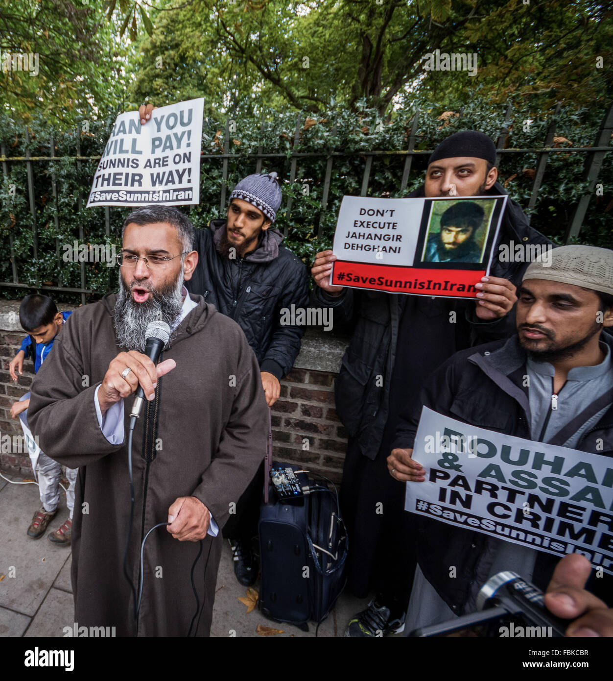 Datei-IMAGES: London, UK. 18. September 2013. Datei-Images von 18.09.2013: Mohammed Reza Haque (2. von rechts), 35, bekannt als die "Riese" im Verdacht, den zweiten britischen islamischen Extremisten werden gedacht, um unter einem Team der Henker, die tot fünf "Spione" in Syrien Anfang dieses Jahres erschossen. Siehe hier in 2013 um ein Islamist protest gegenüber der iranischen Botschaft mit radikalen Kleriker Anjem Choudary (links mit mic) Credit: Guy Corbishley/Alamy Live News Stockfoto