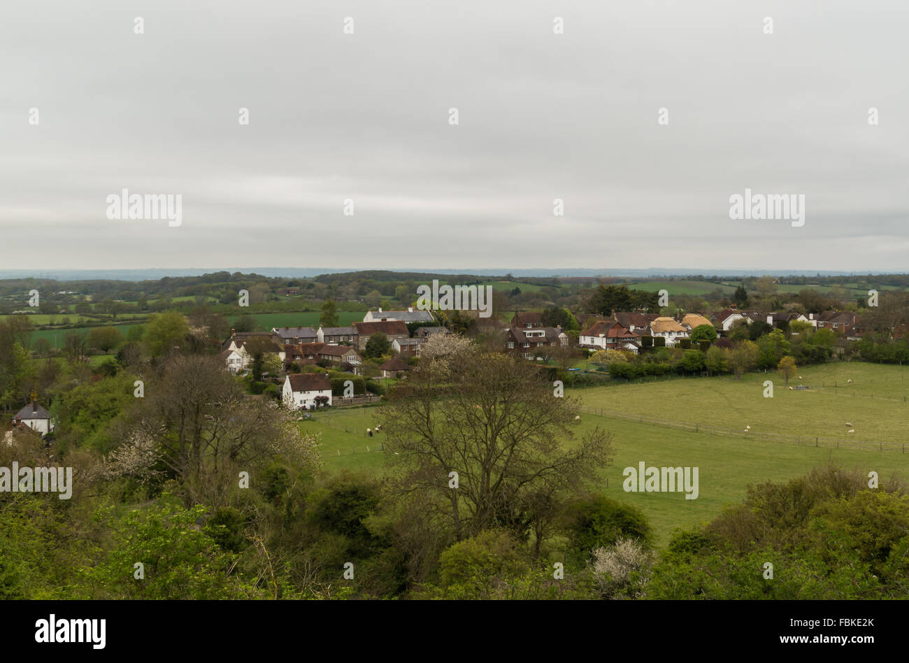 Blick hinunter auf die Landschaft von West Sussex in Richtung Fulking, einem ländlichen Dorf/Weiler eingebettet, am Fuße von Hügeln und Böschungen Stockfoto