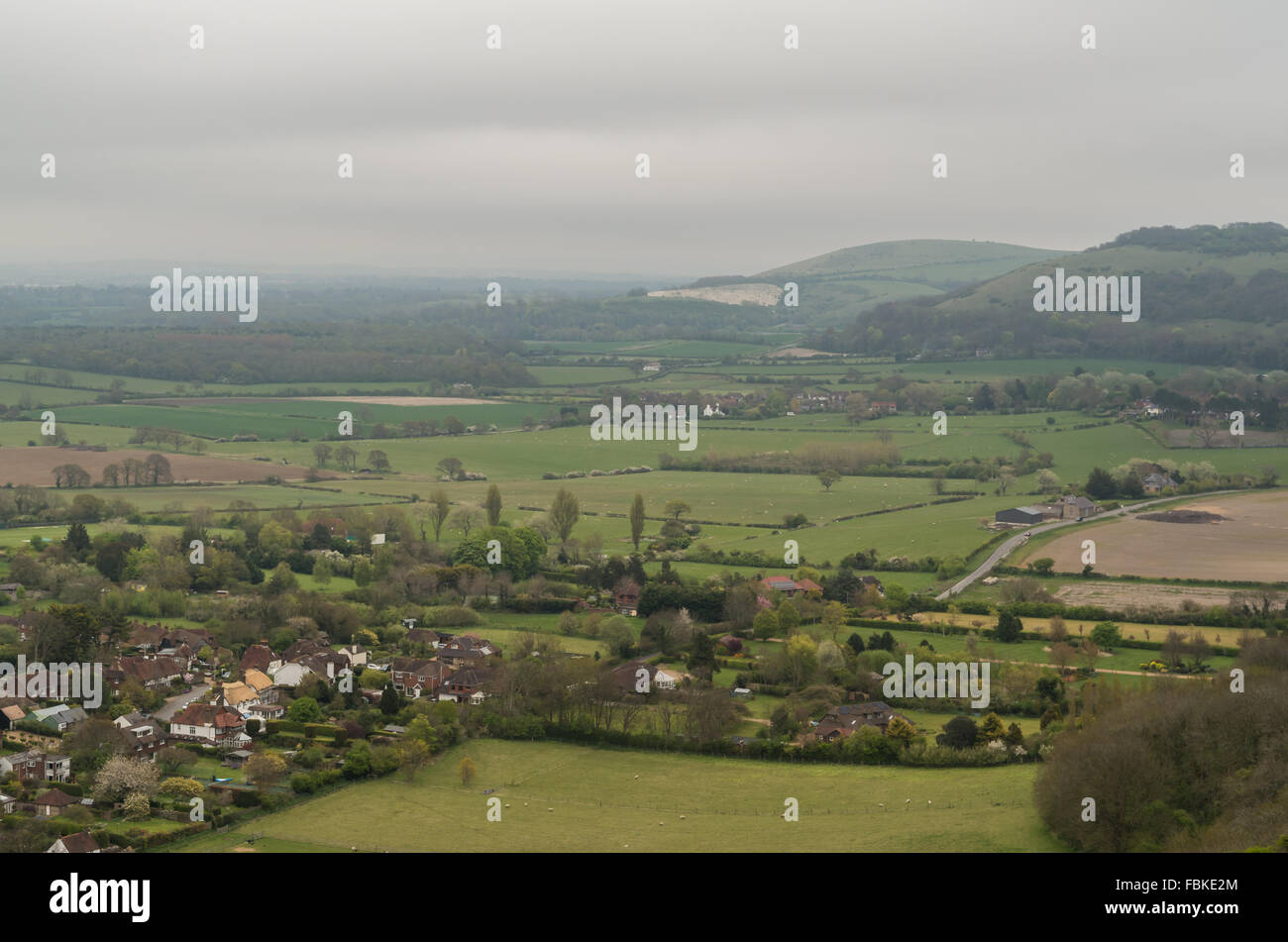 Blick hinunter auf die Landschaft von West Sussex in Richtung Fulking, einem ländlichen Dorf/Weiler eingebettet, am Fuße von Hügeln und Böschungen Stockfoto